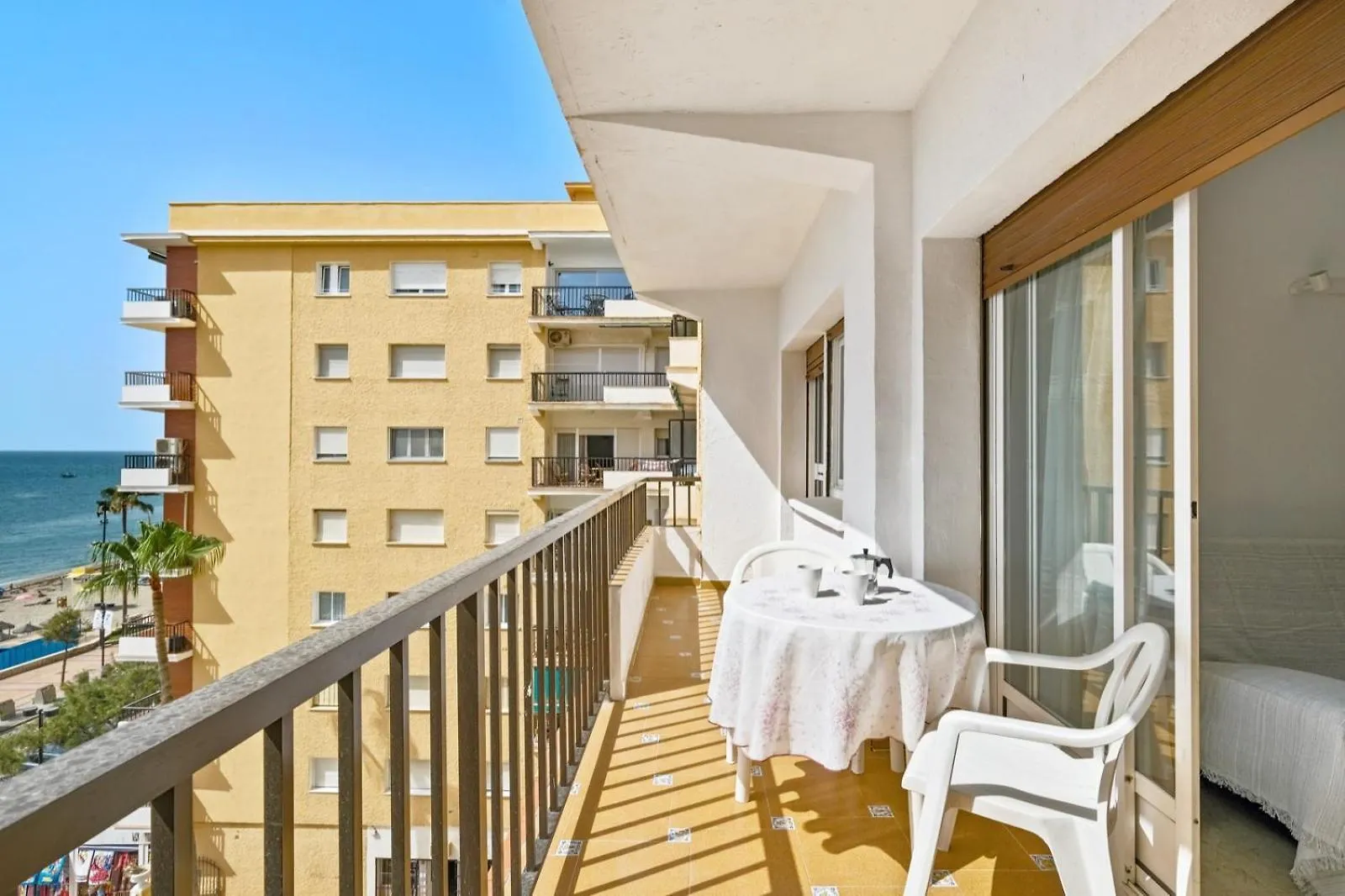 Apartamento Con Piscina En La Primera Linea De Playa De Fuengirola Spain